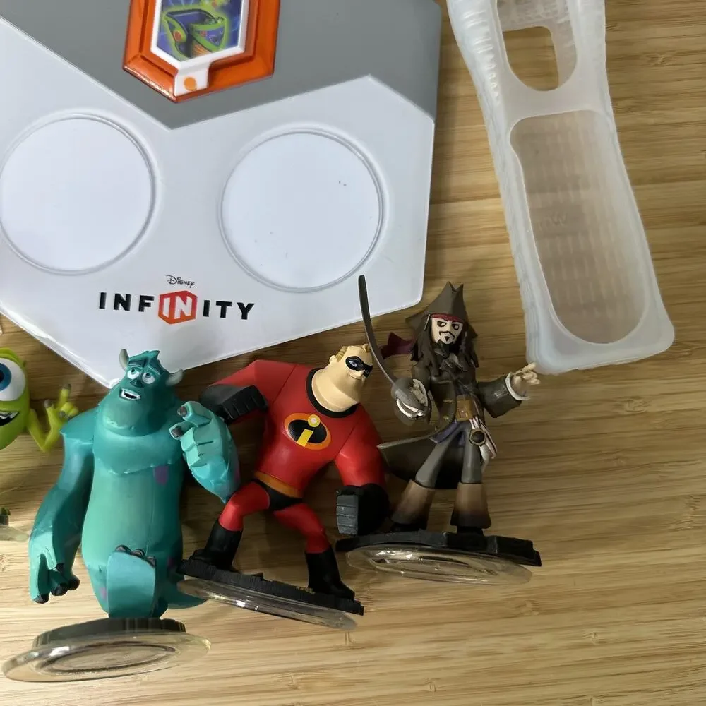 Disney Infinity Base Set USB Portal With 4 Figures Power Discs‎ Wii Game Lot